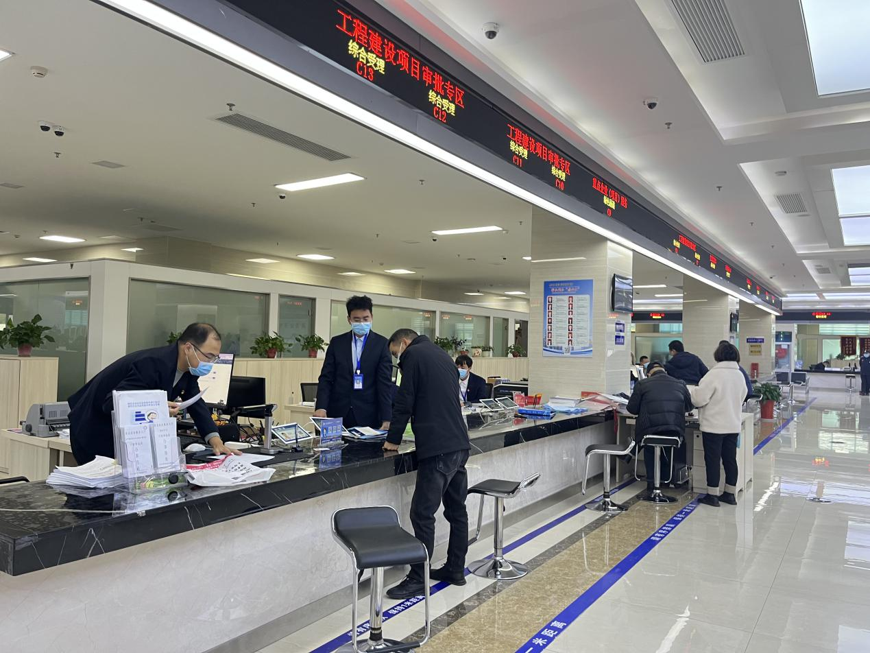 房县行政审批局立足三个服务助力全县经济社会发展