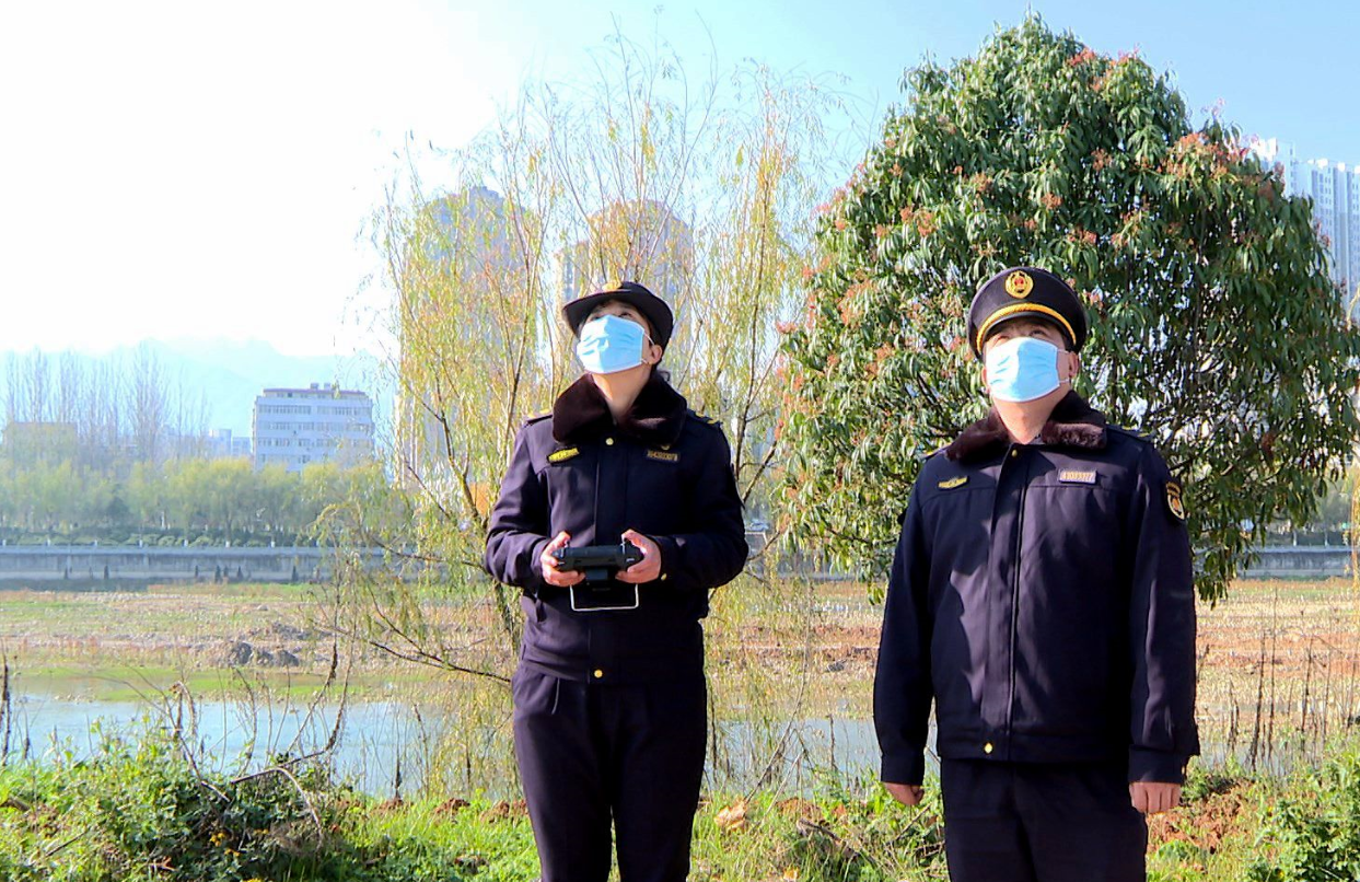 在房县西商物流园在建工地,城市管理执法人员正在对工地围挡内的环境