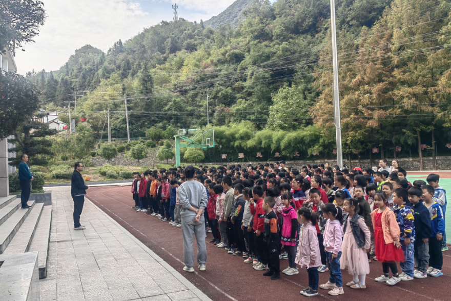 野人谷学校开展学雷锋系列主题教育活动