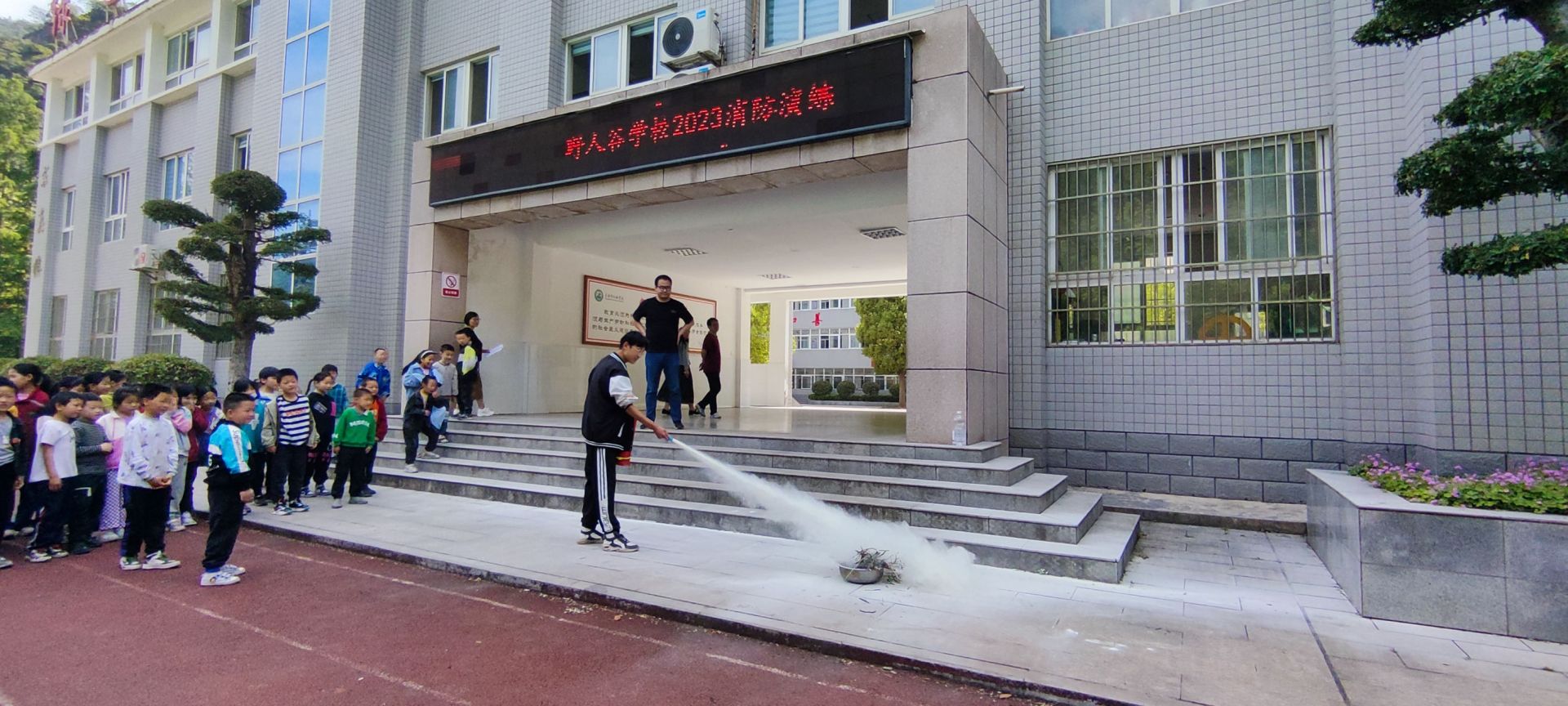 野人谷学校开展校园消防演练安全牢记心间消防应急演练教育活动