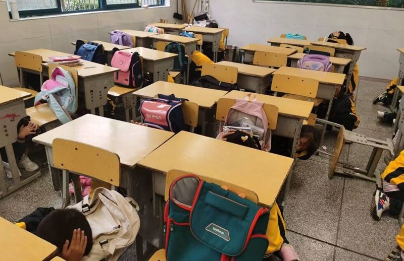 防震减灾常演练 生命安全记心间——房县东城小学教联体开展防震减灾疏散演练活动