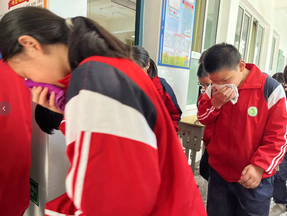 守护生命防患未燃房县城关四中开展消防应急疏散演练