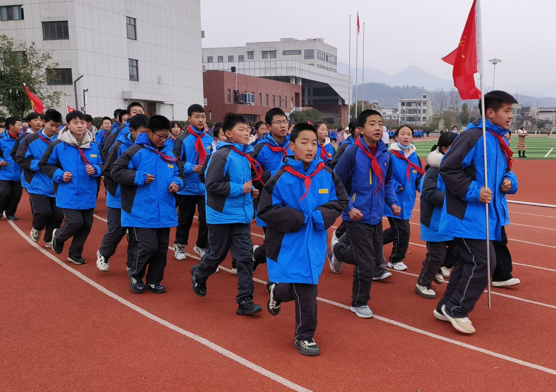 房县思源实验学校落实双减强体质阳光课间展风采