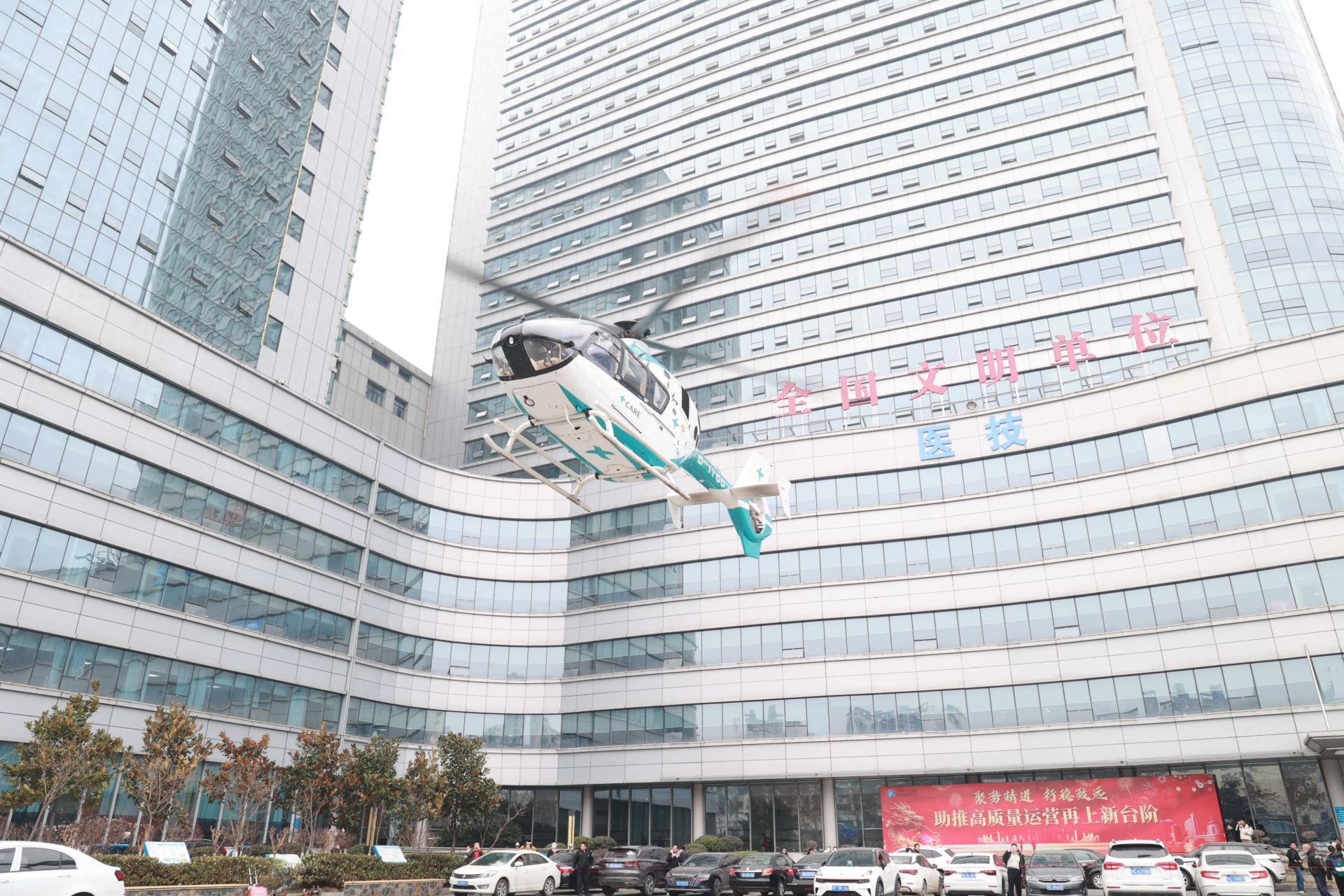 竹山县第二人民医院对症处理并完善相关检查后诊断左下肢胫腓骨粉碎性