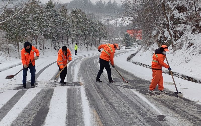 神农架林区,沿线有风景秀丽的"双野景区",更有自驾"网红路"——十回首