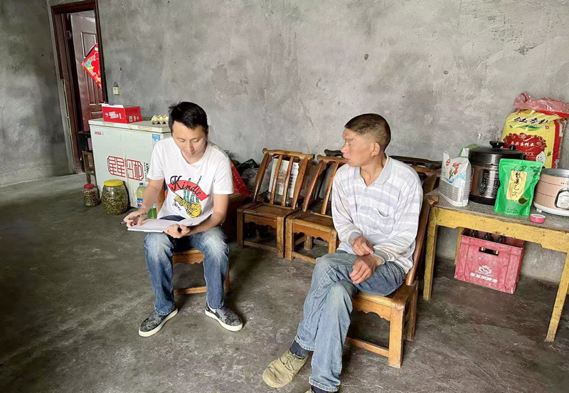 家住火光村二组的张仕全,家有3个小孩且妻子属于智力障碍患者,了解到