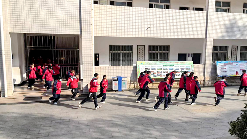 七河中学:开展防灾减灾疏散演练活动