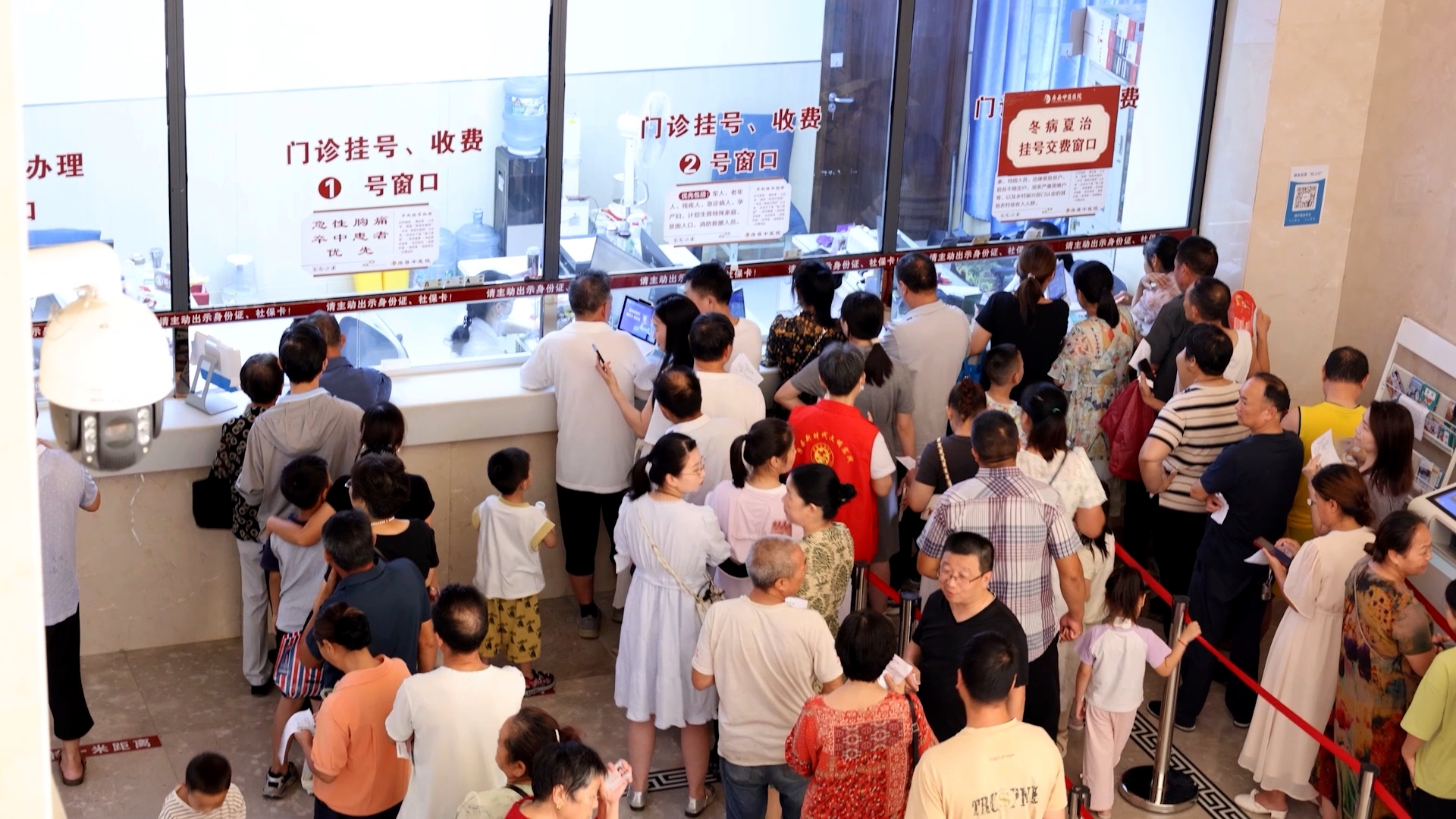 县中医院三伏贴开贴  市民热捧夏季养生新方式