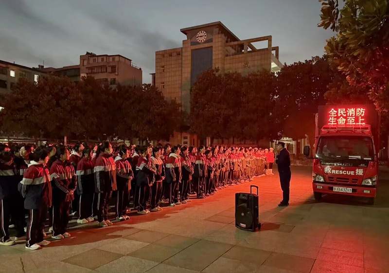 房县城关一中：开展夜间宿舍消防演练 筑牢校园安全防线