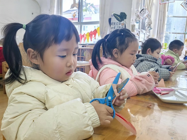 房县幼儿园：巧手剪窗花 童心传非遗