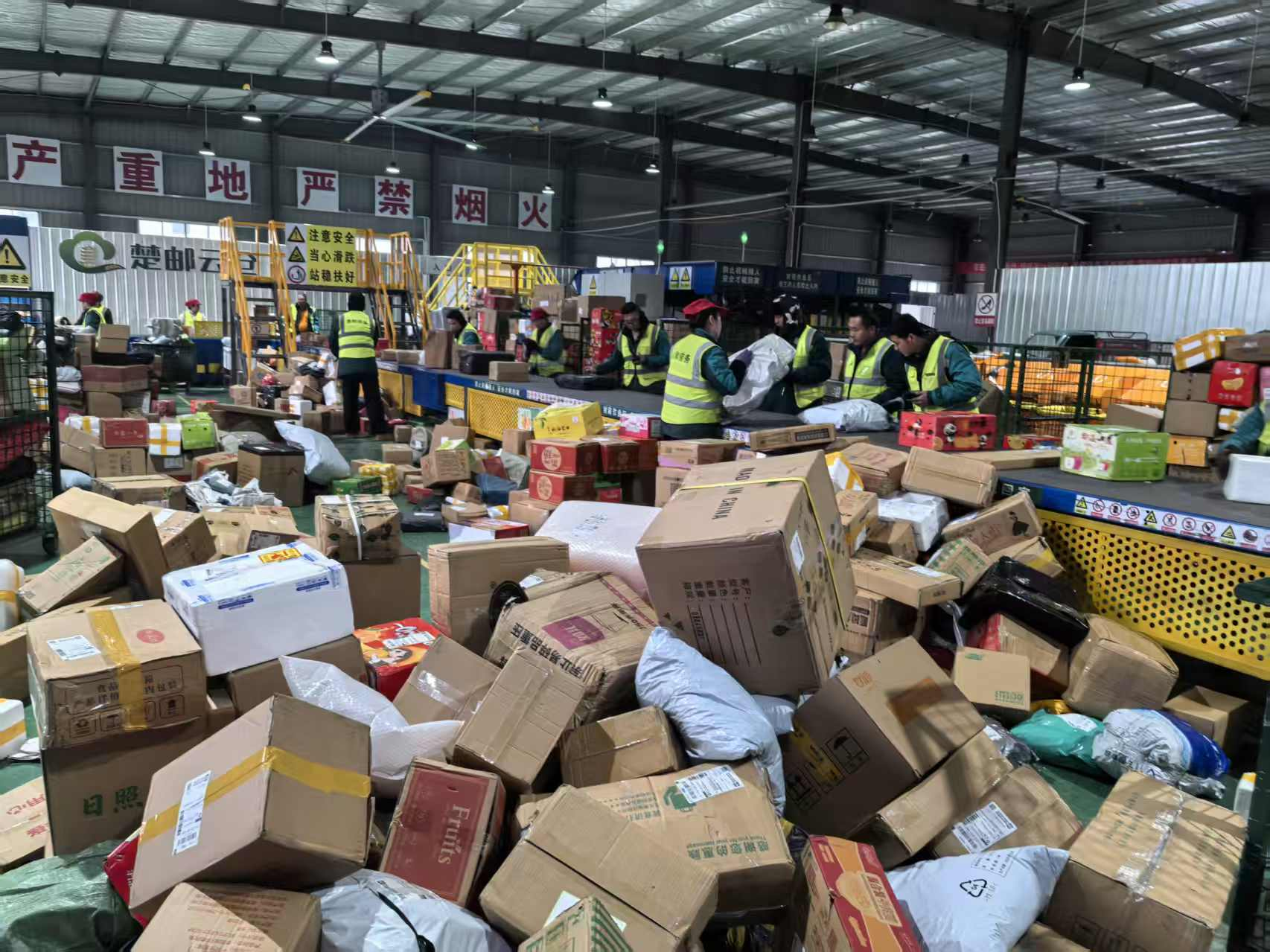 房县快递物流备战“年货节”  服务保障寄递需求