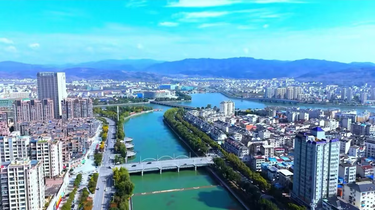 谢晓鸣主持县委理论学习中心组集体学习