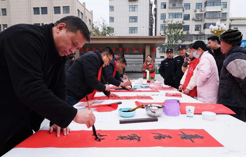 房县人民医院联合县文联开展惠民送福活动