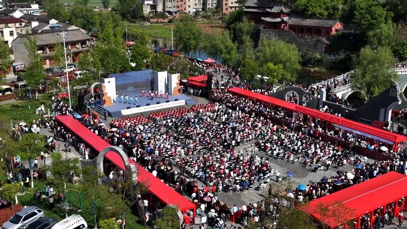 荆楚“红色文艺轻骑兵”跨区域联动文艺惠民演出汉江流域首场活动在房县举行 把优质文化服务送到群众身边