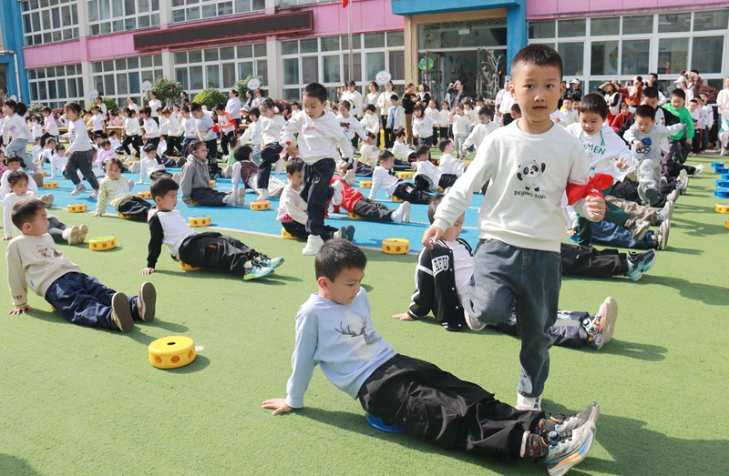 城关镇中心幼儿园：大手拉小手 运动共成长
