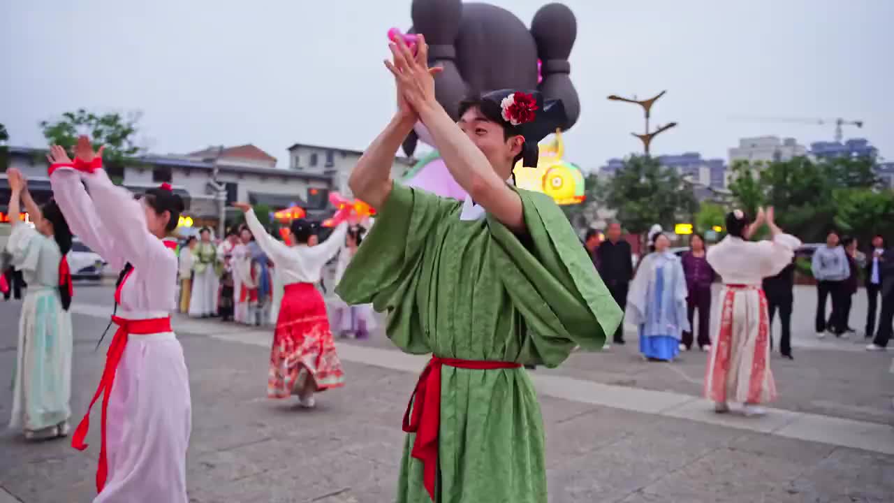 国风还得是房县，来西关印象看汉服鱼灯巡游，赴一场国风之约！