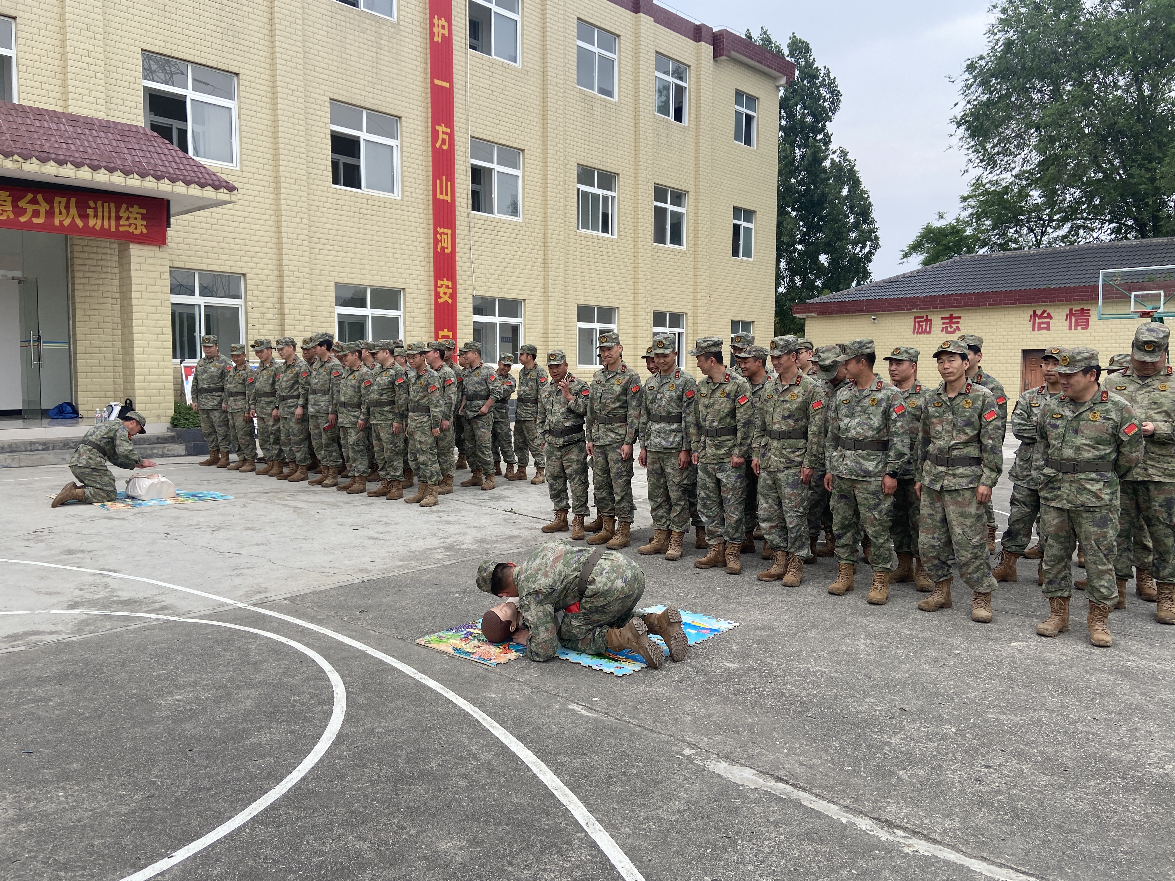 持证上岗！140名民兵成为应急救护员