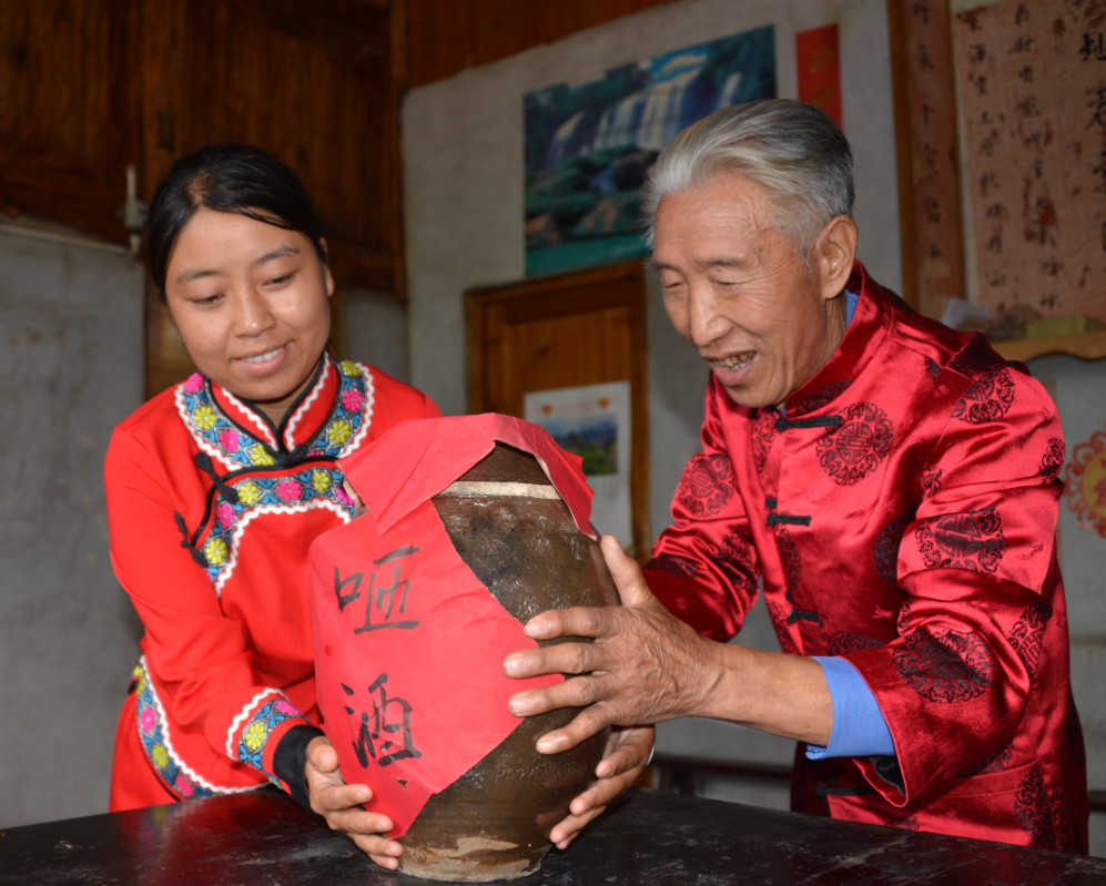 酿制咂酒大师政福 咂酒,是六寨苗族人民自酿的一种原生态传统特色