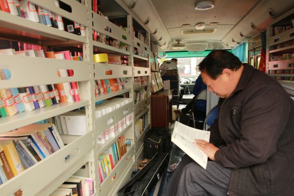 4月26日,恩施州公共图书馆流动"汽车图书馆"走进利川市,市民在流动