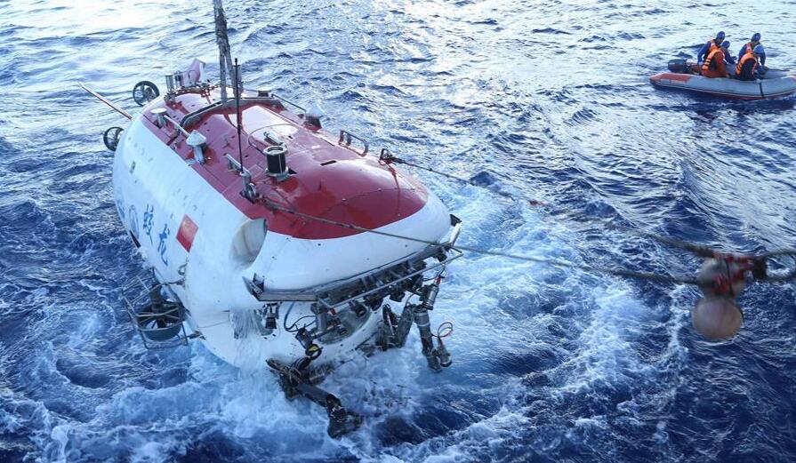 6月11日,工作人员为"蛟龙"号系主缆,准备将其回收到船上甲板.