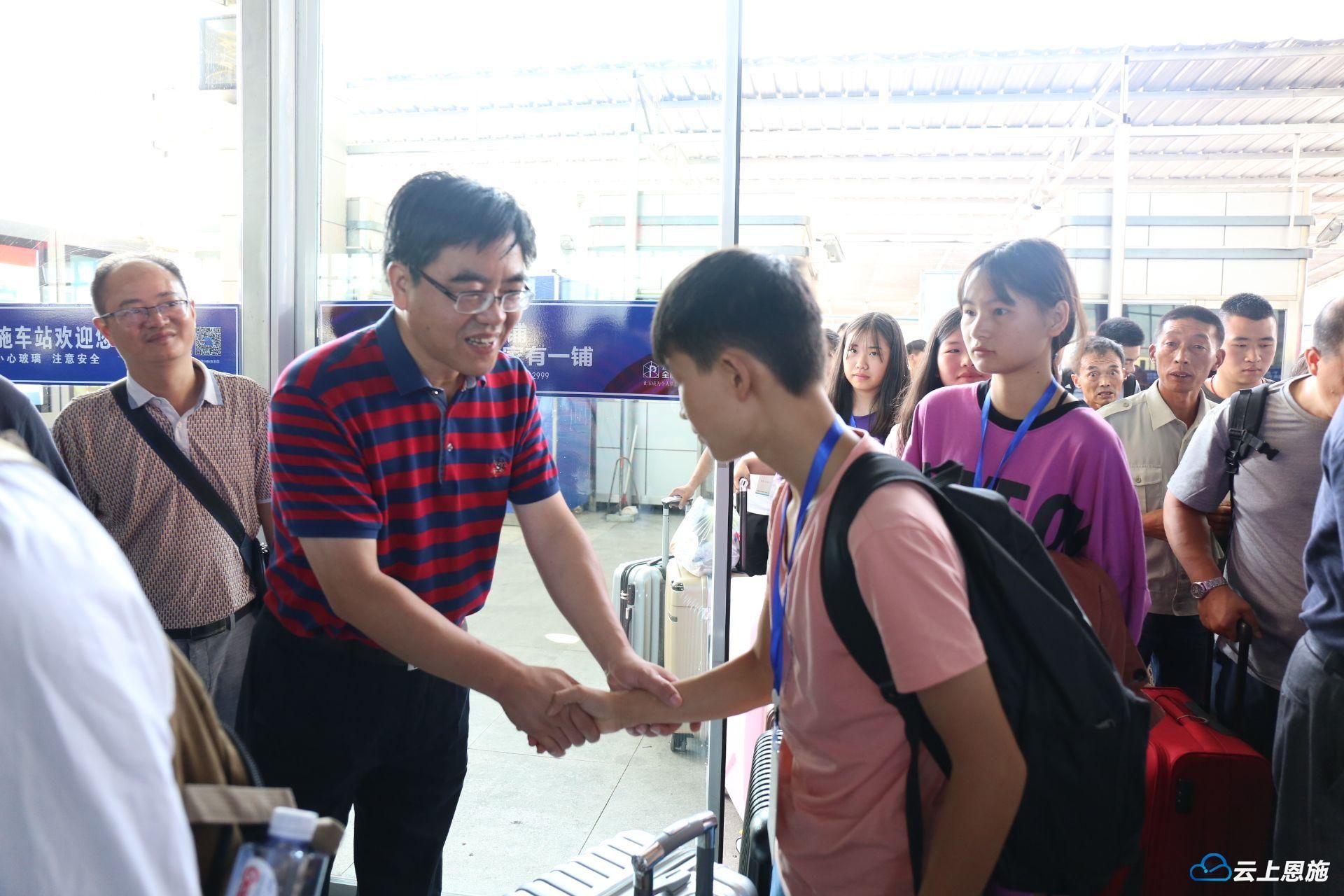 恩施火车站集中统一出发前往杭州,州委常委,州人民政府副州长吴槐庆和