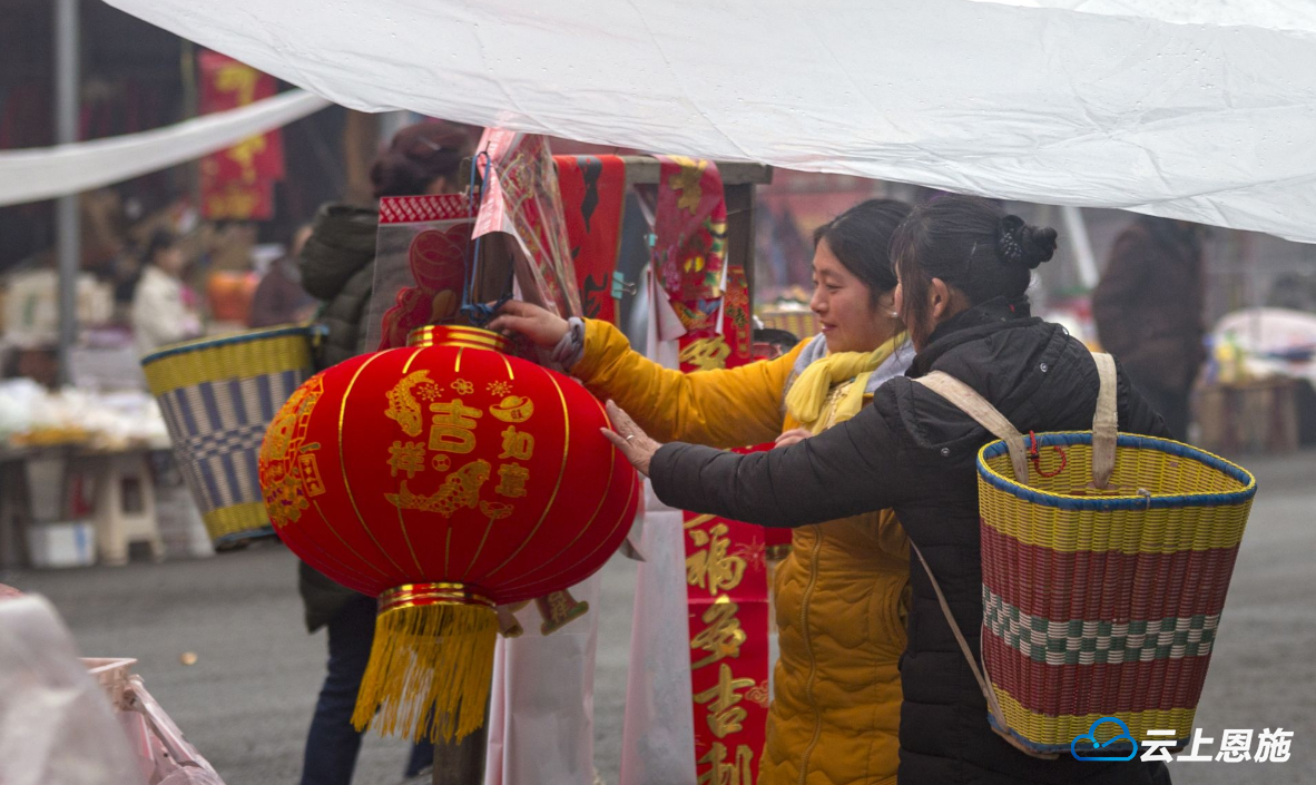 年关将至高山集镇年味浓