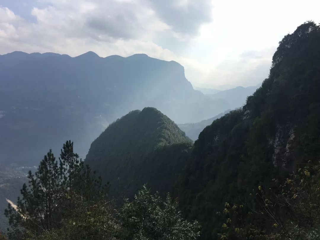 鸡公山南10里处是鹤峰邬阳关,北10里处是巴东金果坪,三地互为犄角,遥