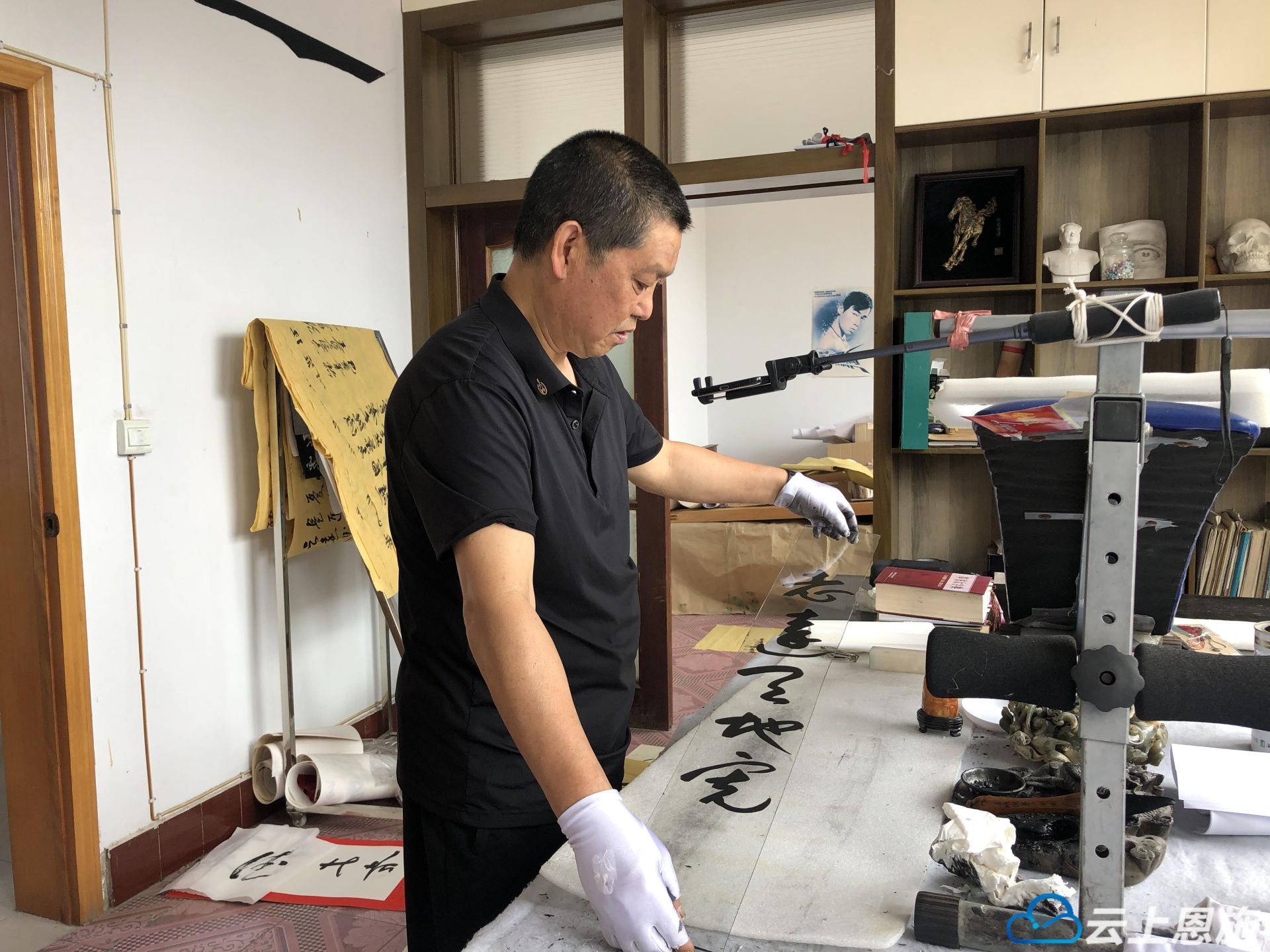 利川民间书法家三十四年坚守传承汉字反写书法艺术