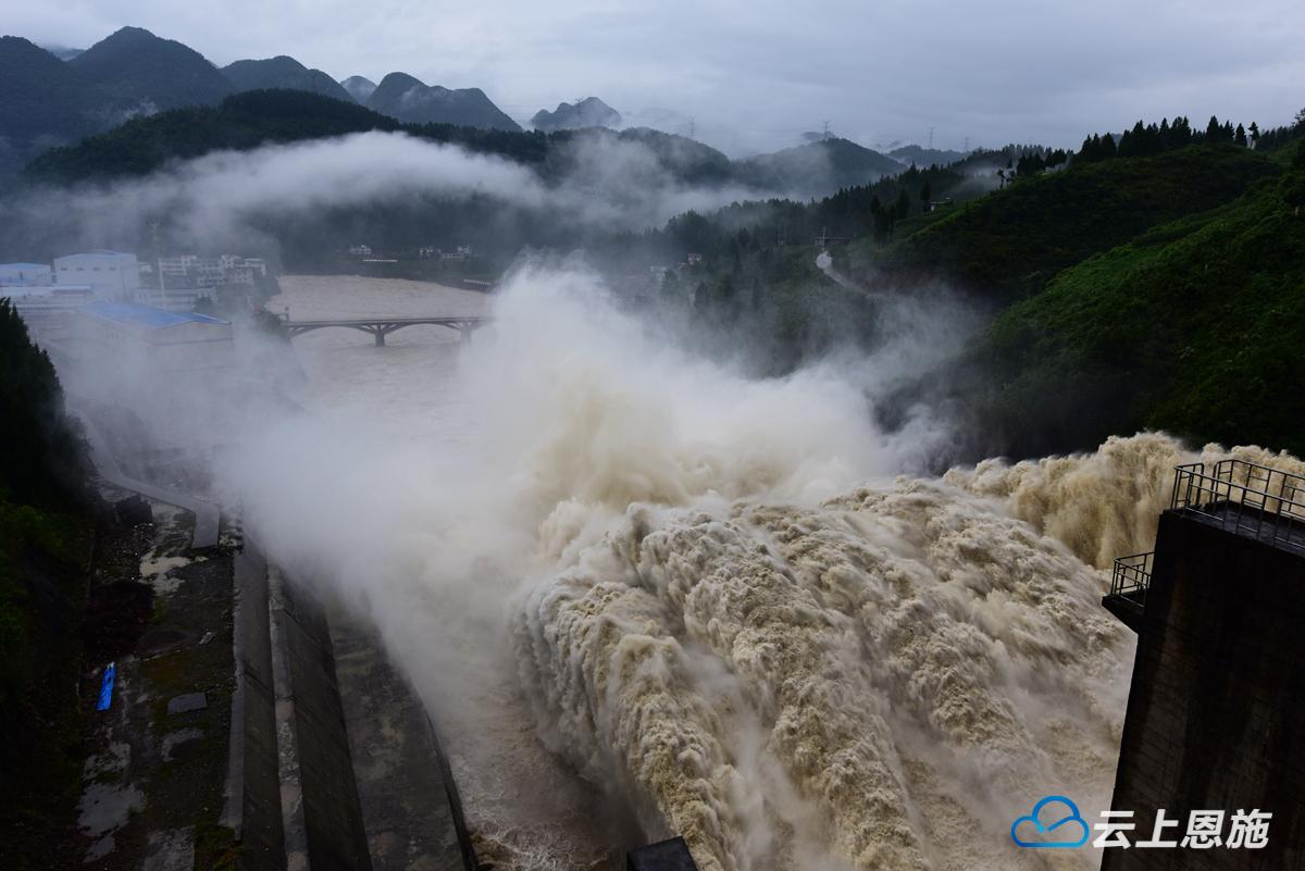 ▽6月28日,湖北省恩施州宣恩县洞坪水电站泄洪