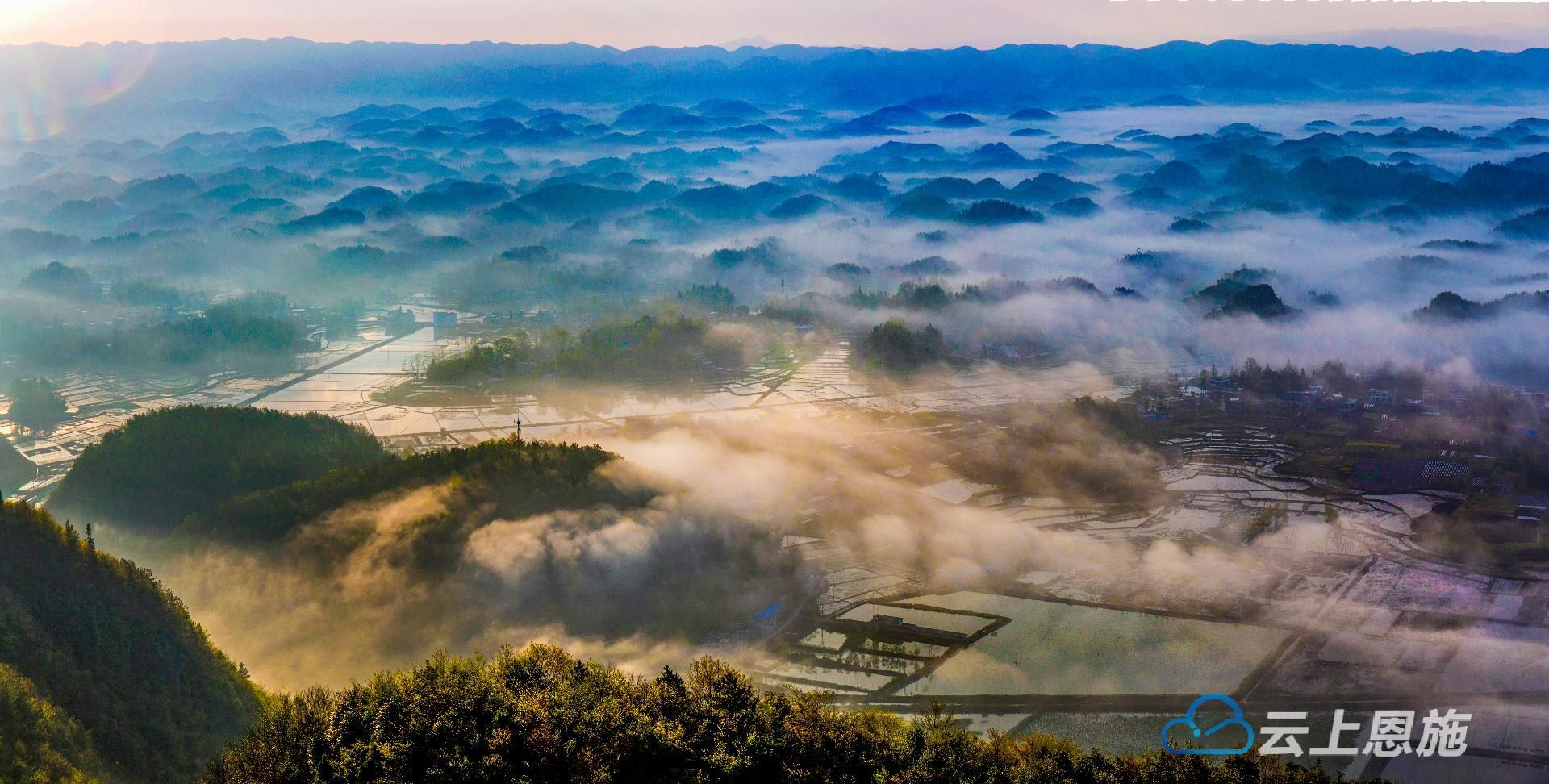 组图利川齐岳山下大美南坪