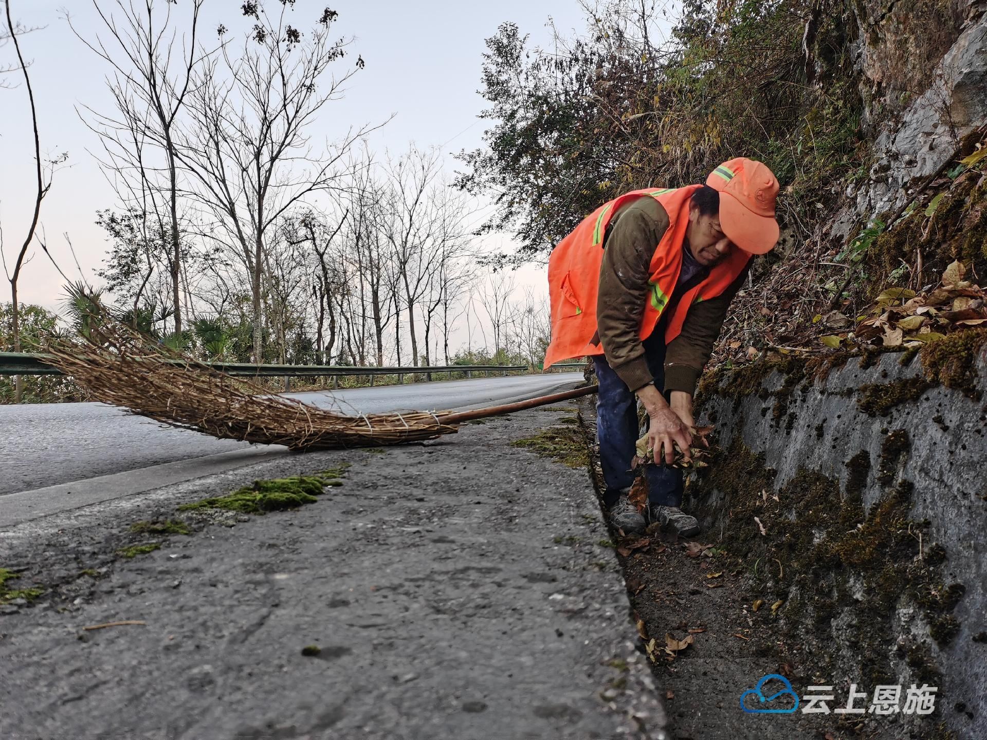 组图冬日里的道路养护工人