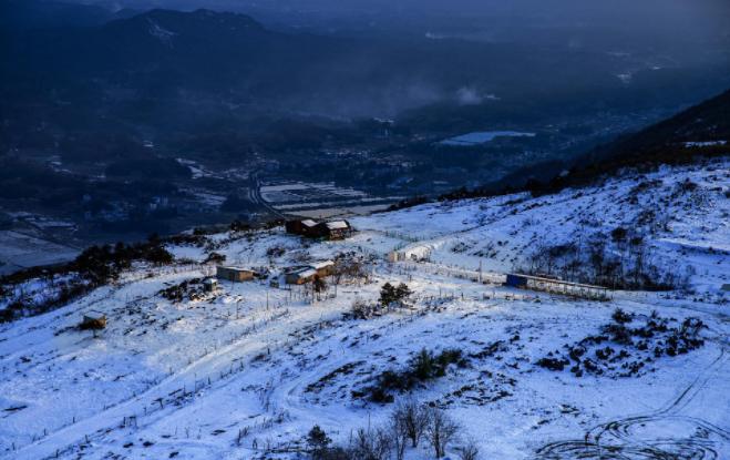 利川市齊嶽山鹿池村的山頂此刻暮色漸晚,夕陽餘暉灑向大地,千峰萬嶺