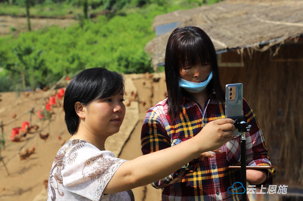 建始32名残障人士首尝直播带山货