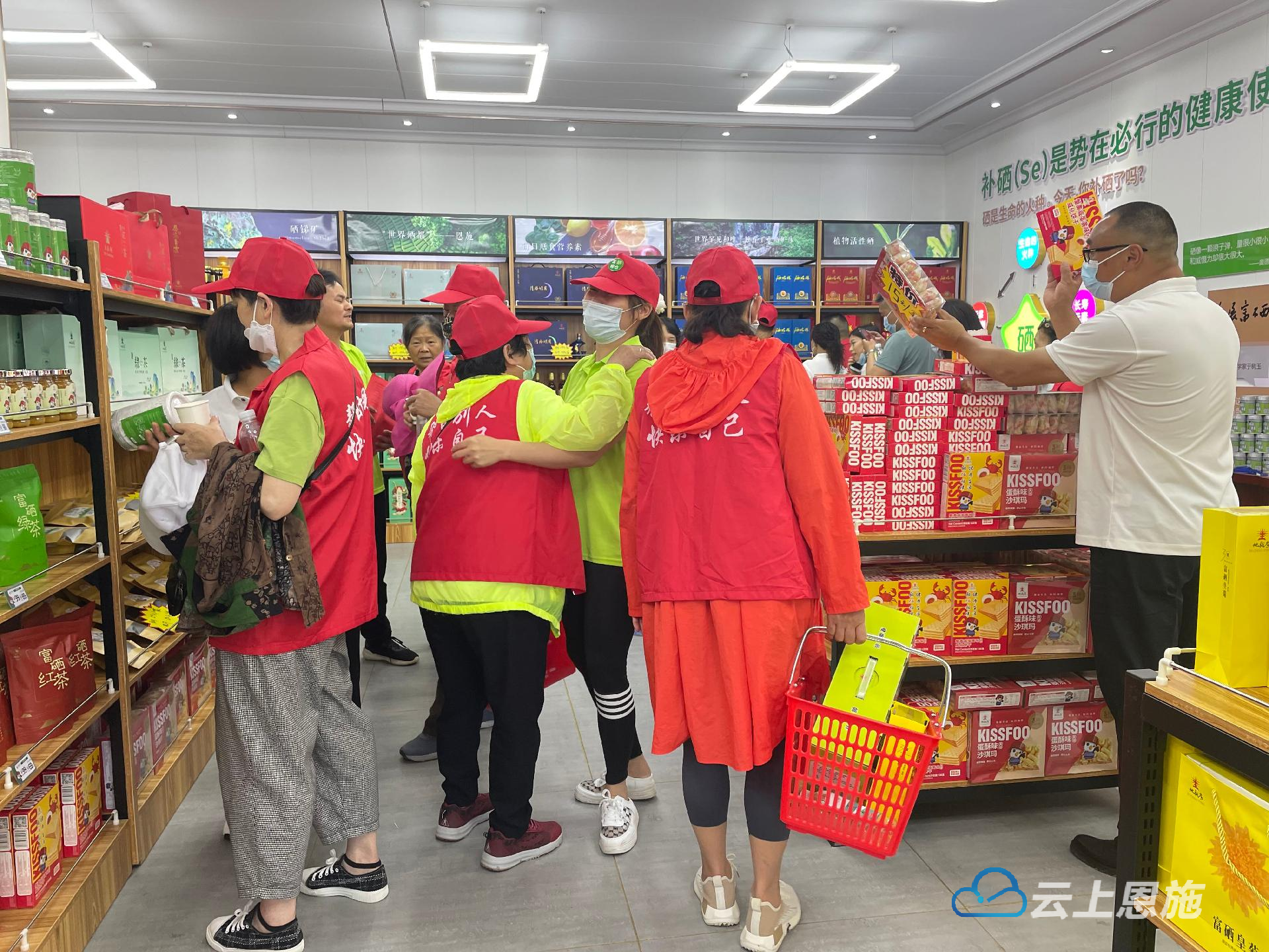 签约仪式结束后,富硒粮仓宜昌站,恩施站成员们来到罗家坝黄桃基地,三