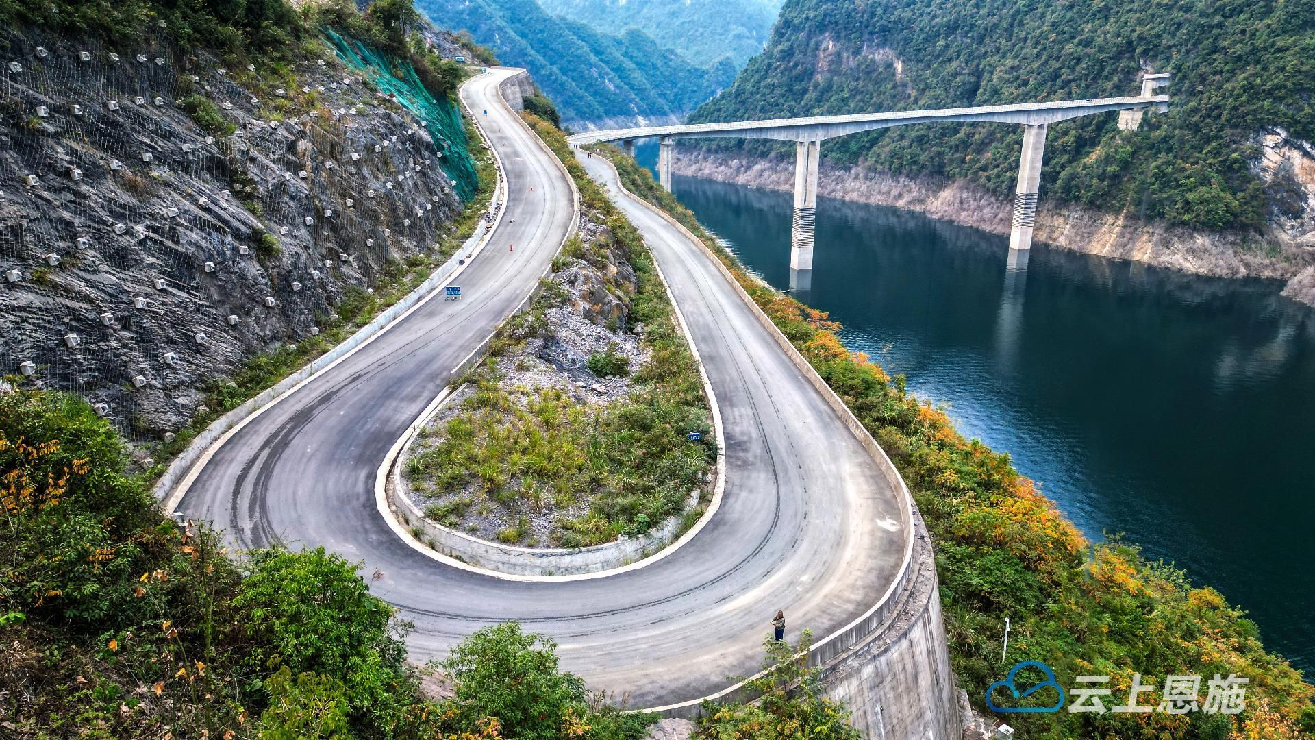 组图湖北鹤峰山路蜿蜒铺富路