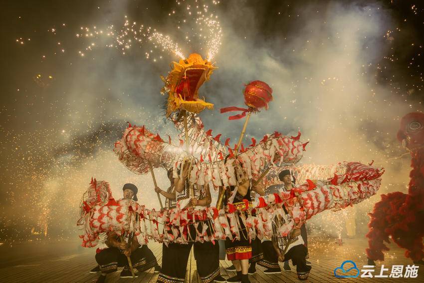建始花坪：“火龙”舞起来！ 游客乐起来！