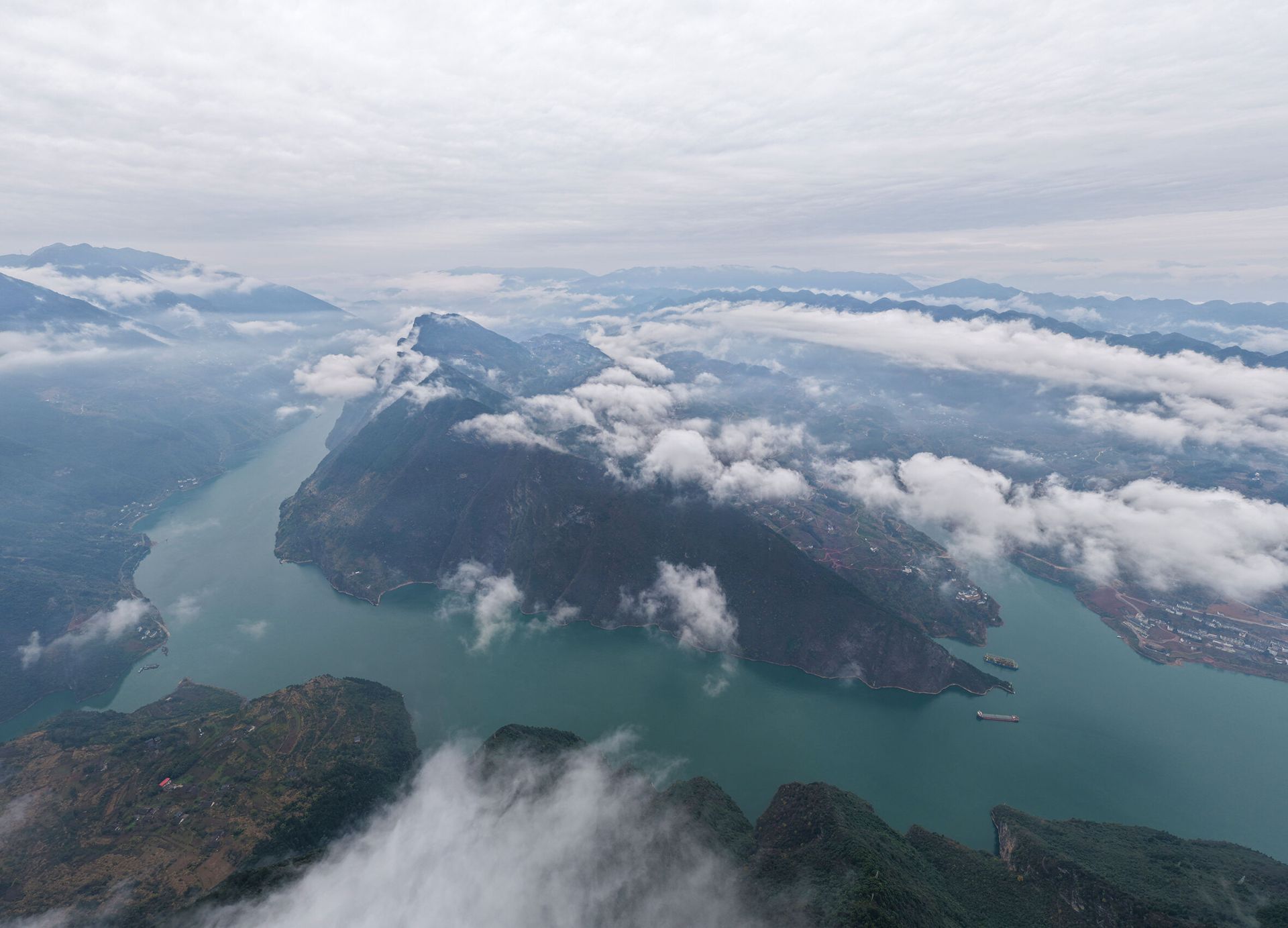 巴东：巫峡冬雾，临台入画