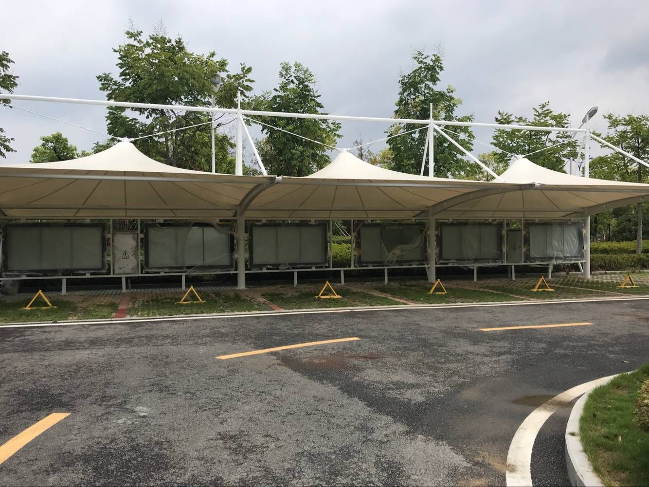 公园停车场装了12把地锁,网民质疑被私占,管理方:巡逻车专用_武汉