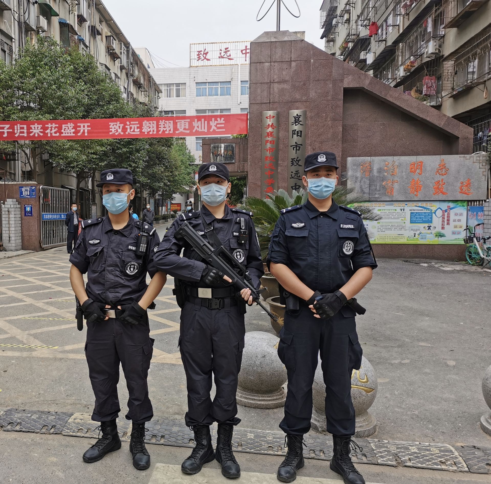 襄阳特警出击 护航复学返校