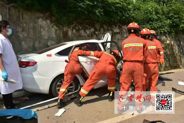 报道 7月17日14时50分许,郧阳区第二中学附近路段发生一起交通事故