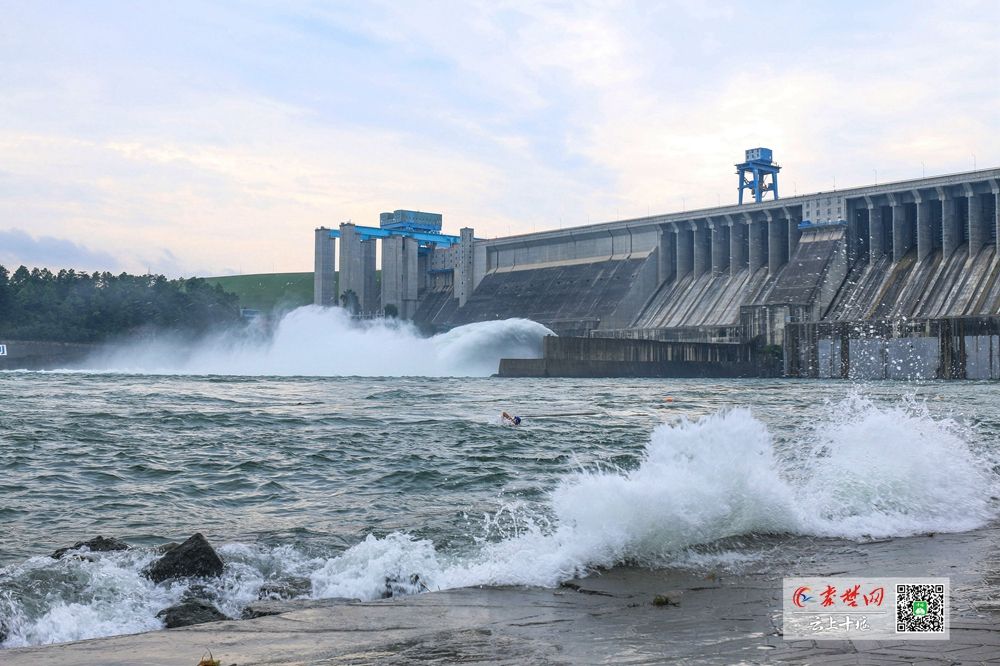 丹江口水库泄洪图片