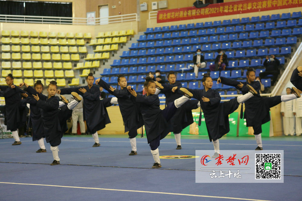 爆燃!近千名武术爱好者武当山下"论剑比武"