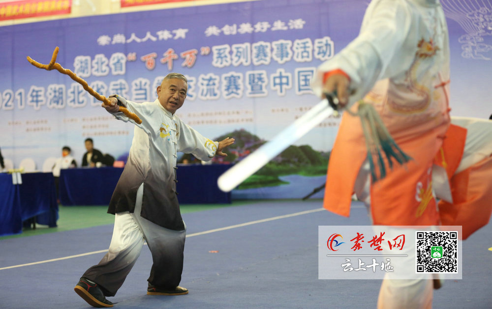 爆燃!近千名武术爱好者武当山下"论剑比武"