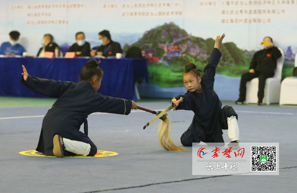 爆燃!近千名武术爱好者武当山下"论剑比武"