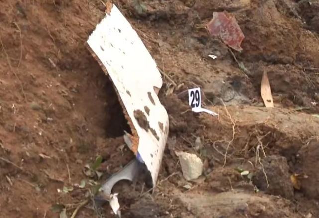 東航空難救援現場發現部分飛機殘骸和遺體殘骸