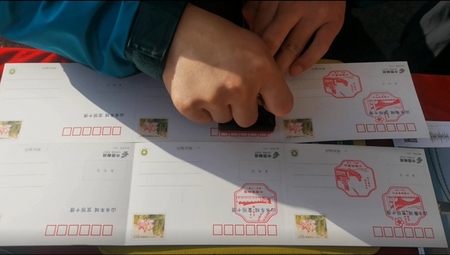 十堰邮政多重服务助力堰马激情开赛