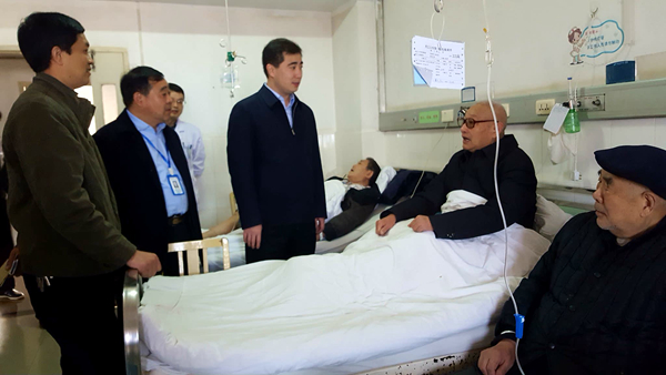 易斐看望慰问部分住院离退休老干部