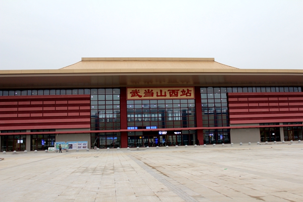 连接太和大道的左右匝道已完成工程量的95%;在武当山西站,广场铺装