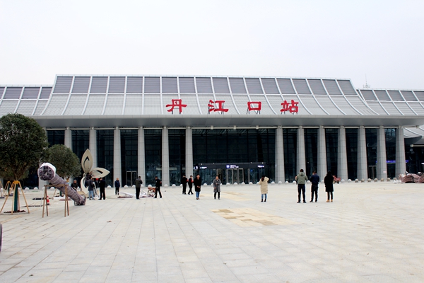 连接太和大道的左右匝道已完成工程量的95%;在武当山西站,广场铺装