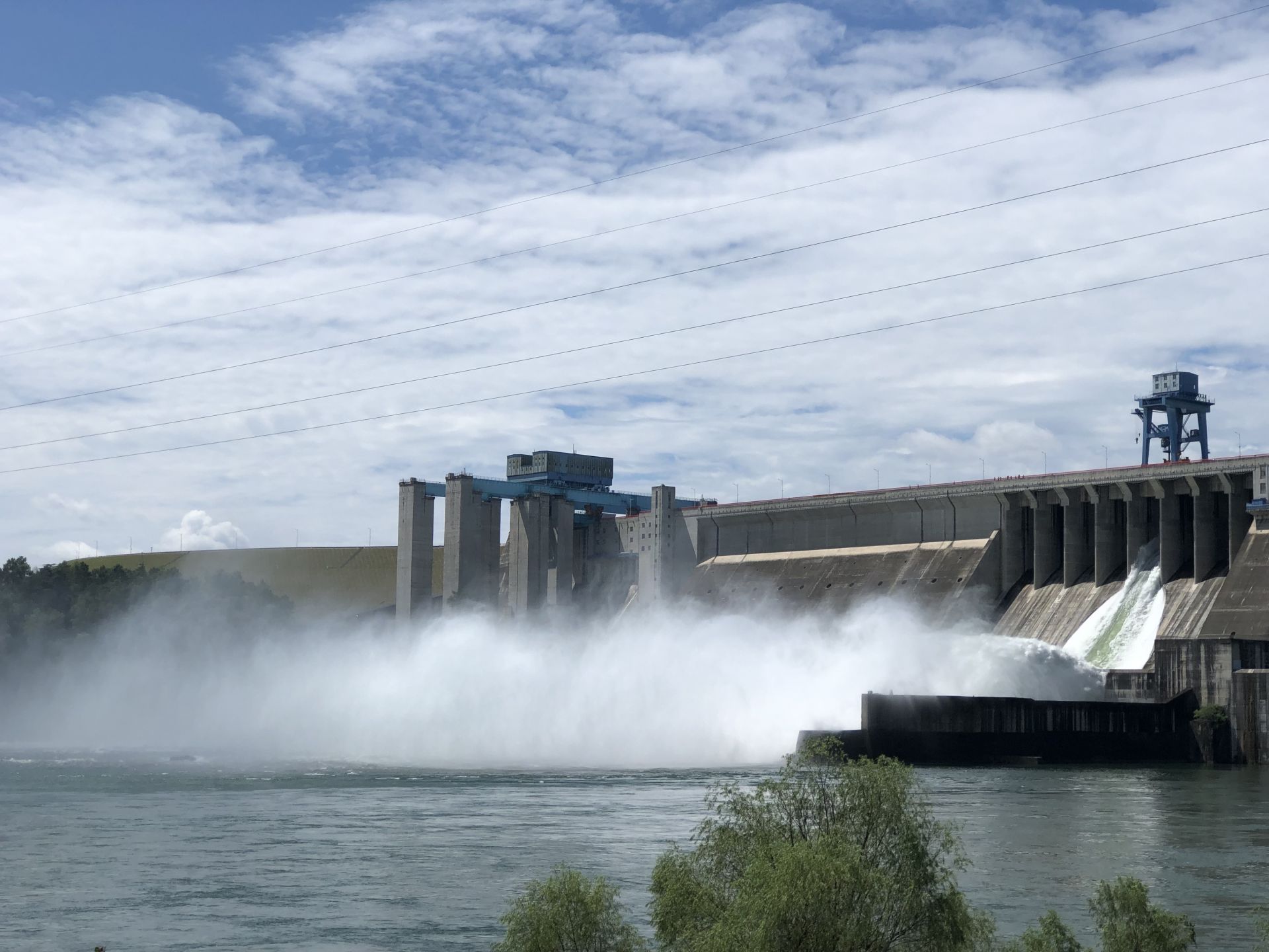 丹江口水库今日开启2个闸门泄洪